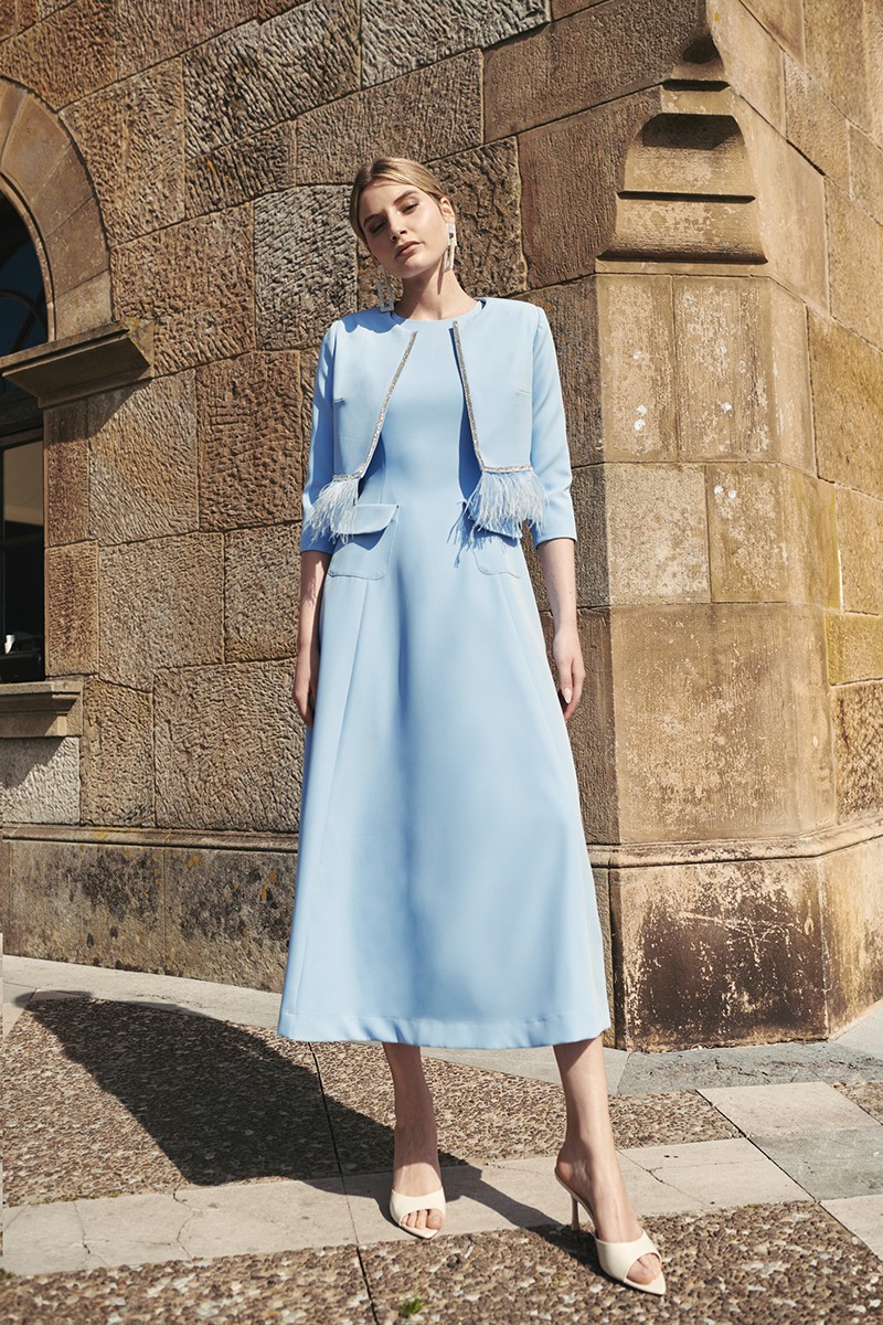 vestido azul con escote a la caja para boda de día, mamá de comunión o bautizo.