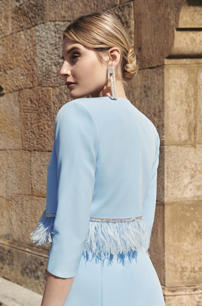 comprar chaqueta corta crepe azul con plumas y pasamaneria joya para mama de bautizo o comunion