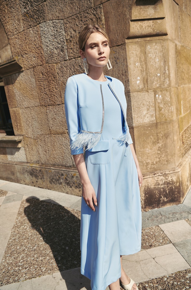 comprar online chaqueta corta crepe azul con plumas y pasamaneria joya para mama de bautizo o comunion