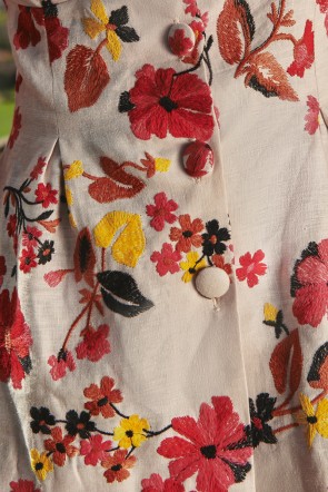 detalle top manga jamón en tejido de lino beige con flores bordadas de colores, para invitada fiesta, boda, evento, mamá de comunion comprar online conjunto