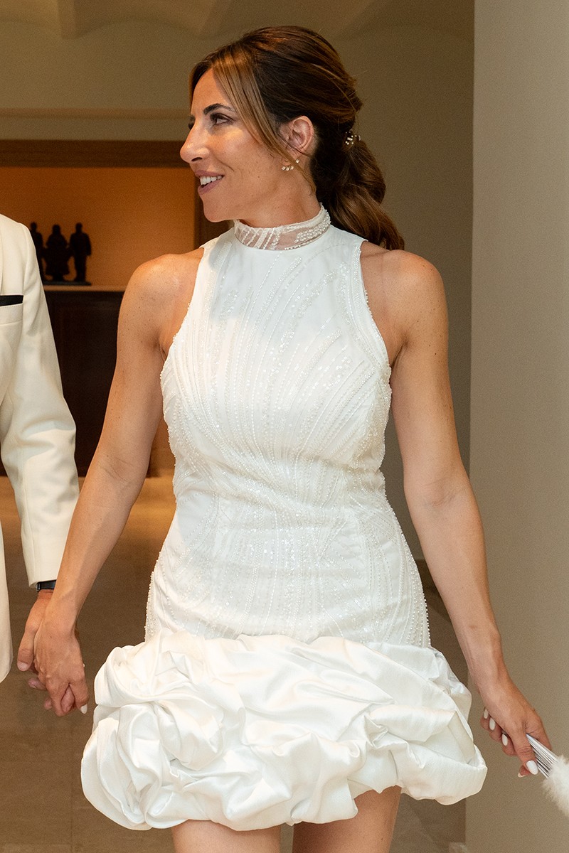 comprar vestido corto de fiesta en pedreria con cuello halter y bajo drapeado en seda para novia online