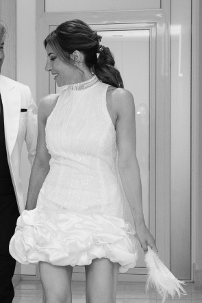 vestido corto de fiesta en pedreria con cuello halter y bajo drapeado en seda para novia online