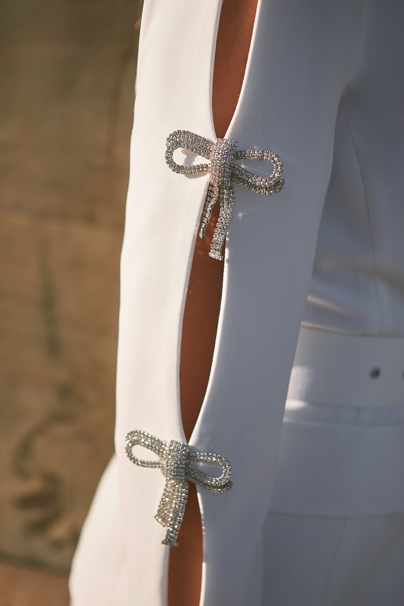 comprar traje de chaqueta y pantalon en crepe blanco Blazer  con cuello esmoquin y cinturon para boda,  invitada, fiesta, celebracion, coctel, otoño-invierno