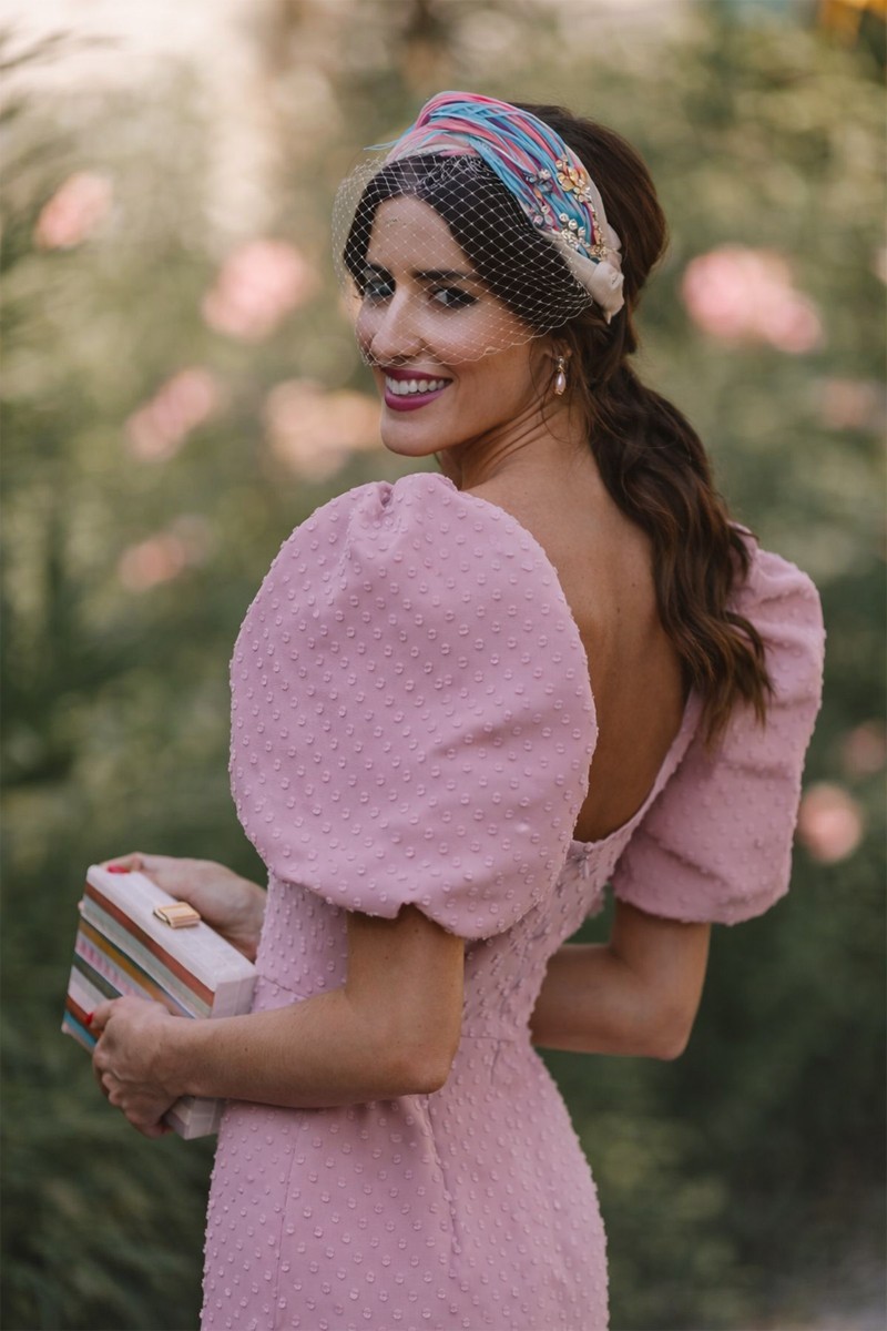 vestido de fiesta en plumetti rosa empolvado mangas abullonadas  para invitada a boda de día