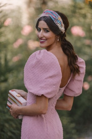 vestido de fiesta en plumetti rosa empolvado mangas abullonadas  para invitada a boda de día