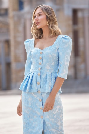 Vestido brocado azul claro y peplum, con escote corazón  y botones joya en tonos plata. Escote cuadrado en la espalda, se puede poner con sujetador de tirantes, con manga francesa.