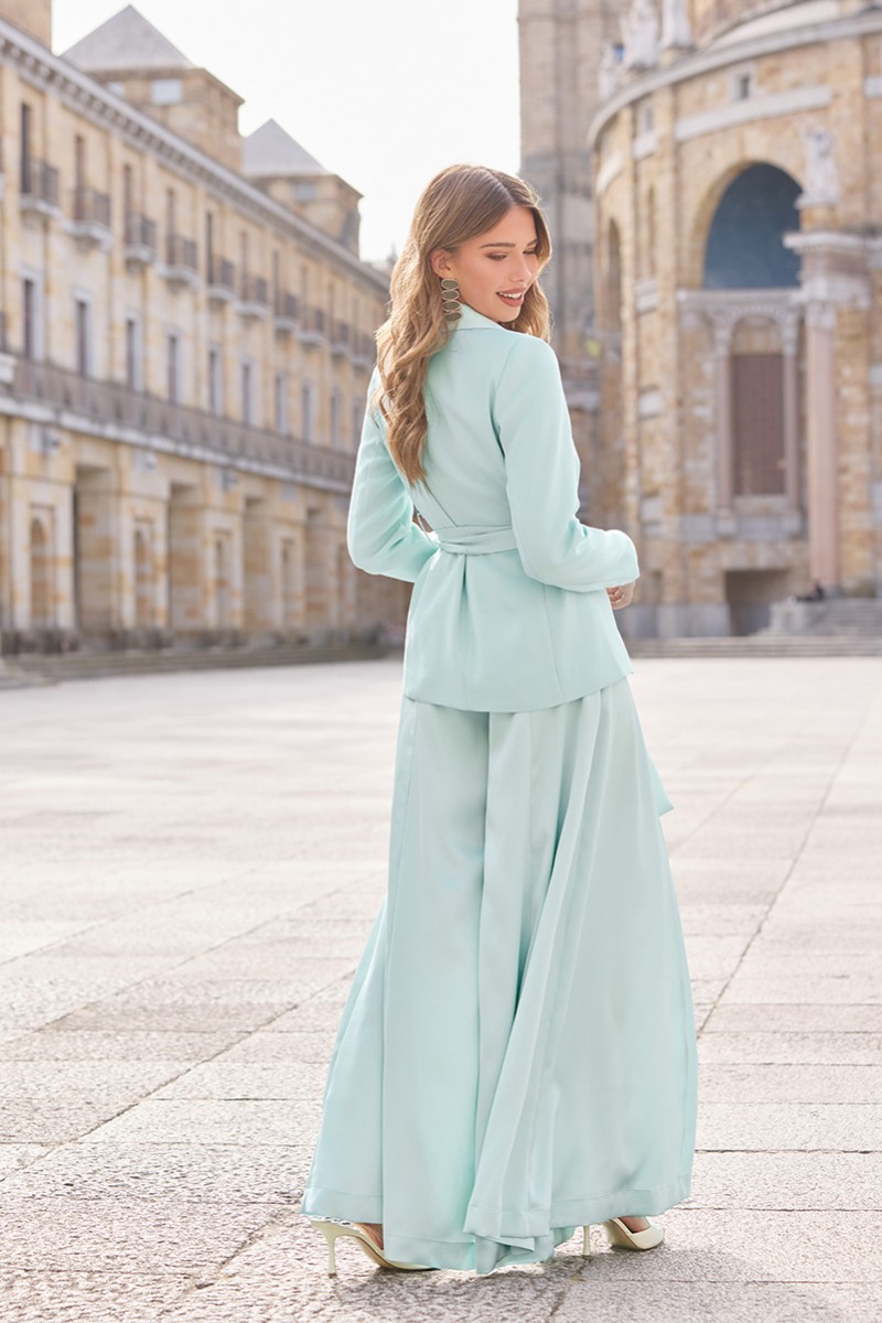 traje de chaqueta y  antalon satén aguamarina azul para mama de comunión,  mama bautizo, invitada de boda, graduación