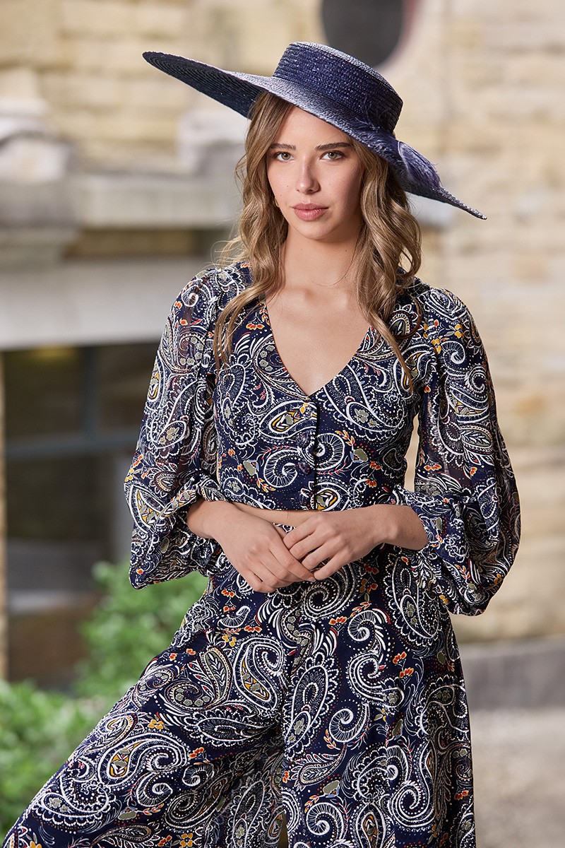 conjunto de dos piezas de pantalon y top estampado azul para invitada boda, fiesta, evento de verano