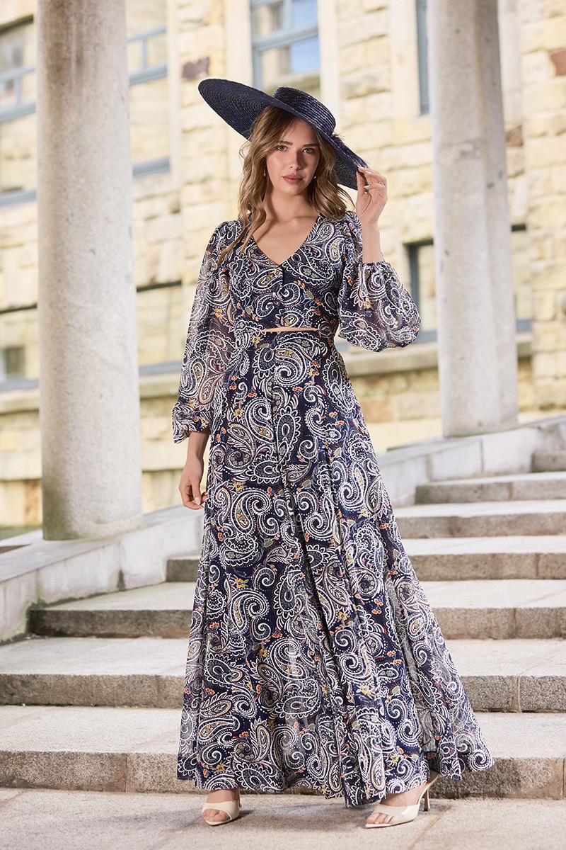 Precioso conjunto de dos piezas de pantalon y top estampado azul para invitada boda, fiesta, evento de verano