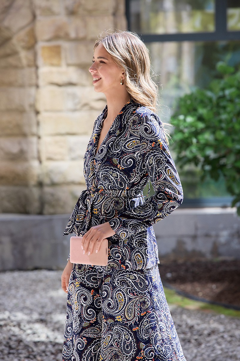 comprar online chaqueta fluida y pantalón en en estampado azul, Blazer  con cuello esmoquin y cinturón para boda,  invitada, fiesta, celebración, coctel, verano-primavera