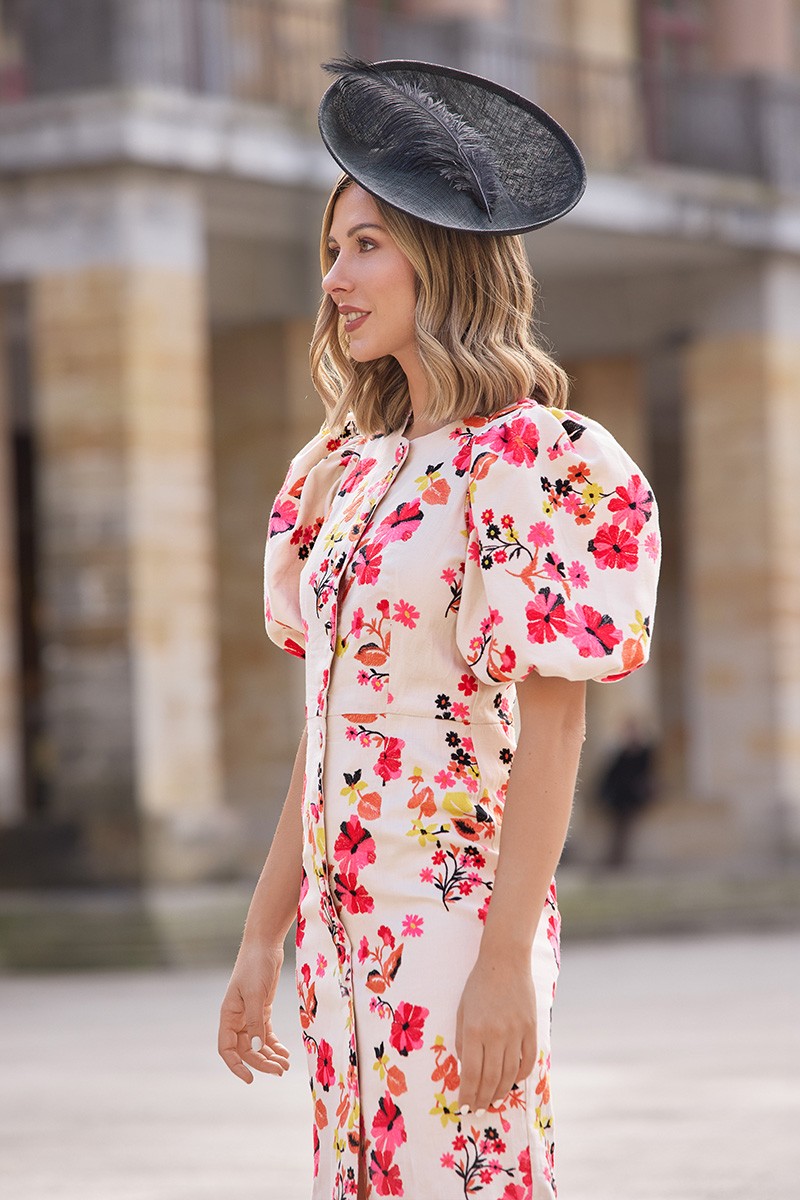 Vestido midi con mangas abullonadas y botones en tejido lino bordado de flores ideal para invitadas boda de dia, o mama de comunion o bautizo
