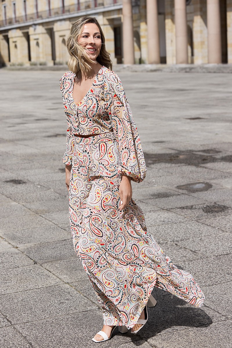 Comprar top  paisley en gasa beige estampada con mangas abullonada transparente, escote en pico y botones forrados para invitada, boda, evento, comunión, invitada comunión, graduacion