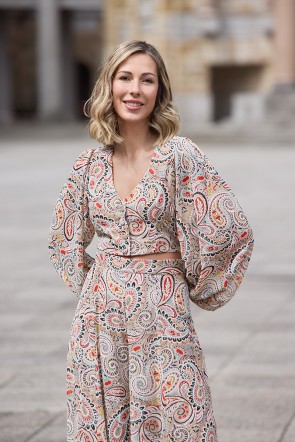Comprar top en gasa beige estampada con mangas abullonada transparente, escote en pico y botones forrados para invitada, boda, evento, comunión, invitada comunión, graduacion