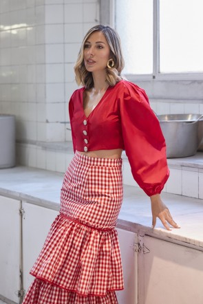 top con boton joya escote en pico y media manga en  tafetan rojo para invitadas a bodas, fiesta
