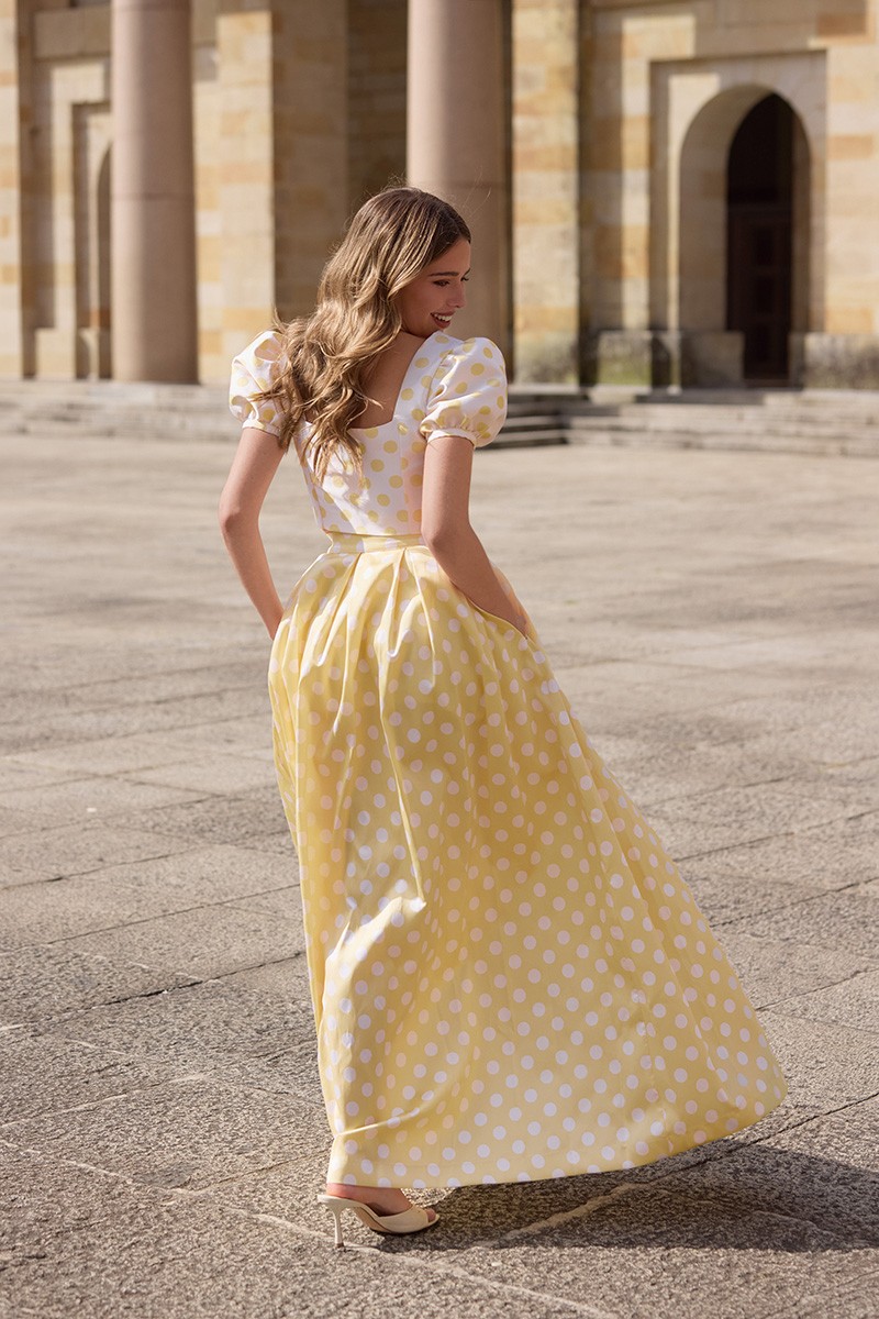 Conjunto de fiesta de top y falda con mangas abullonadas y botones forrados en tejido con estampado de lunares amarillo ideal para invitadas boda de dia, o mama de  comunion o bautizo