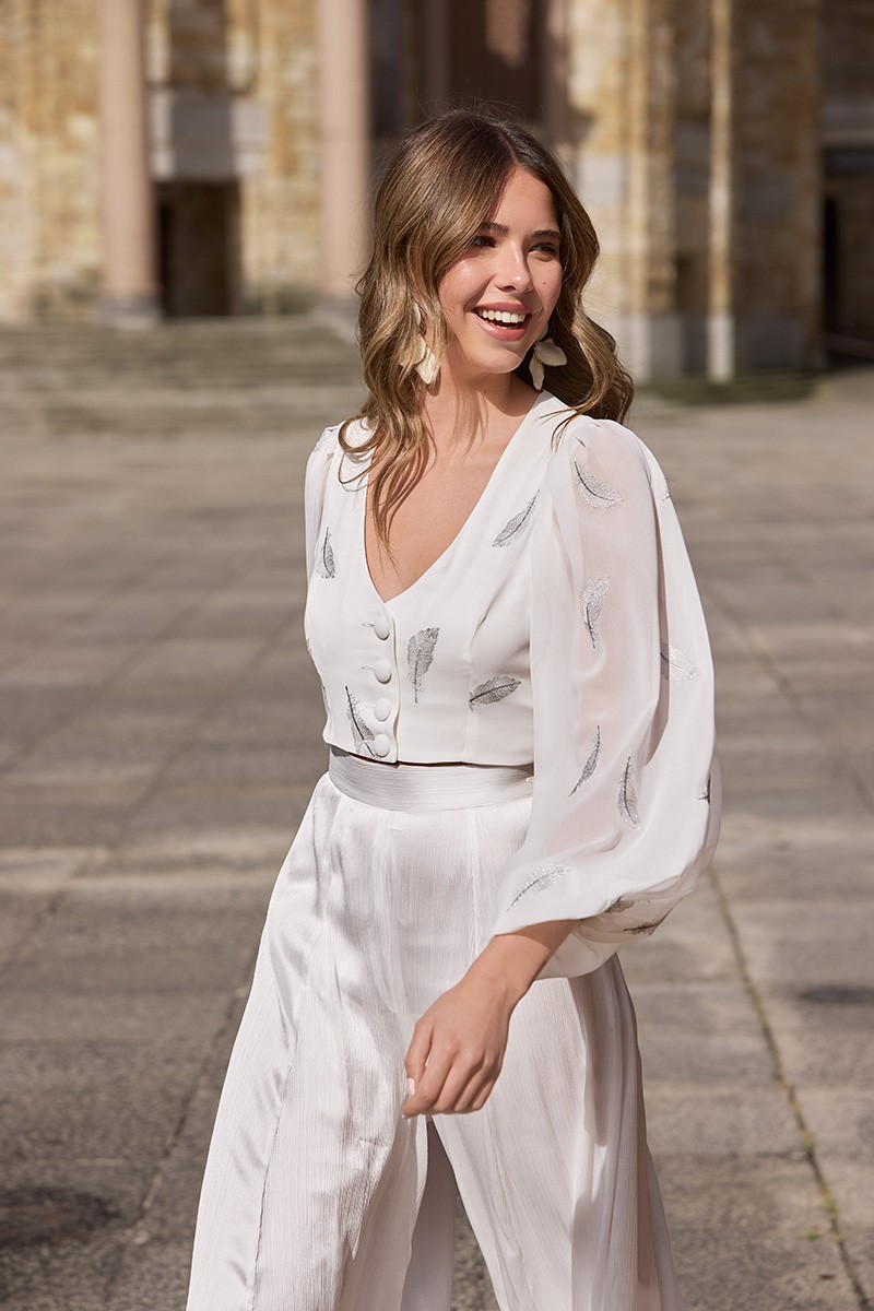  top en gasa blanca bordada con mangas ablusonada transparente, escote en pico y botones forradas para novia, boda, evento