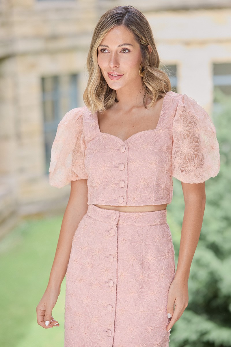 Comprar online  top en tul fantasia rosa bordado con mangas abullonadas transparente, escote en corazón y botones forrados para mamá de comunión, invitada de comunión, invitada de boda, mamá de bautizo, invitada de bautizo, evento
