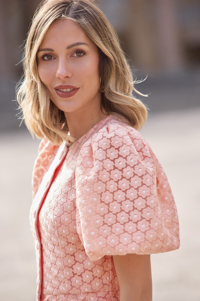 comprar Vestido con mangas abullonadas y botones en tejido tulde flores coral ideal para invitadas boda de dia, o mama de comunion o bautizo
