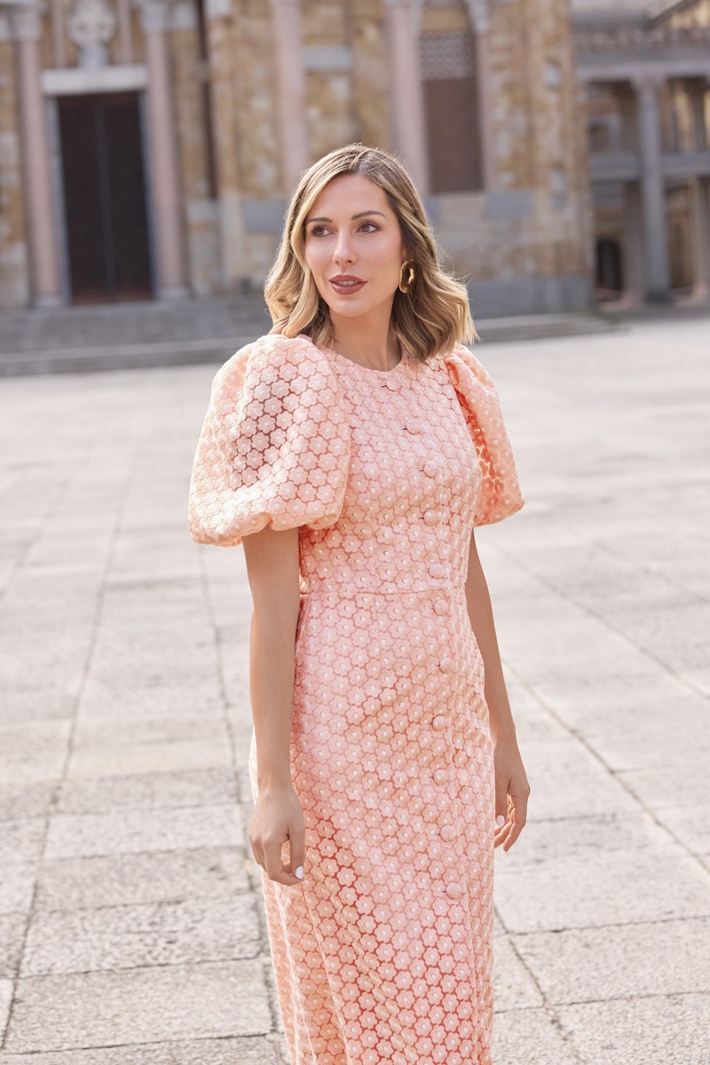 comprar online Vestido con mangas abullonadas y botones en tejido tulde flores coral ideal para invitadas boda de dia, o mama de comunion o bautizo