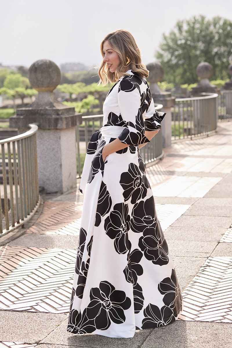  vestido camisero largo con cuello esmoquin en mikado blanco con flores negras con botones forrados para invitadas a boda, gala, evento, fiesta de verano, madrinas