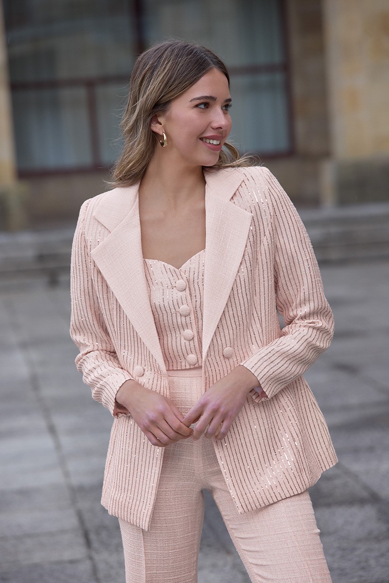 conjunto de chaqueta, pantalon y top en chanel rosa con lentejuelas , escote en corazón y botones forrados para mamá de comunión, invitada de comunión, invitada de boda, mamá de bautizo, invitada de bautizo, evento